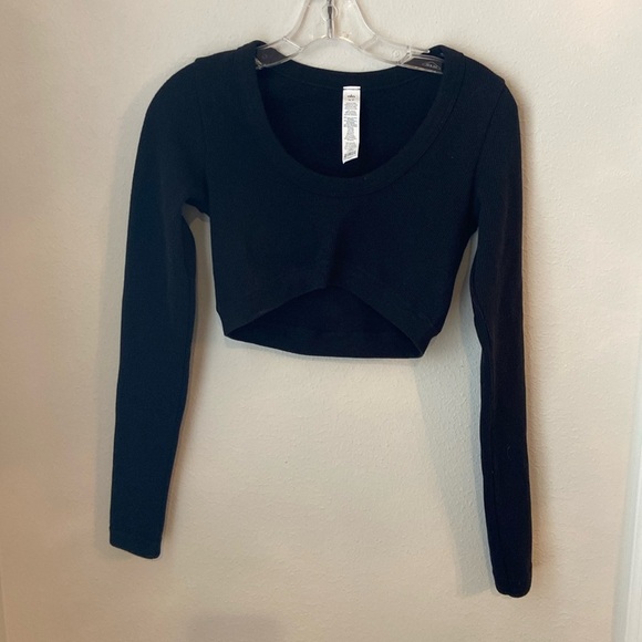 Alo Yoga Seamless Ribbed Cropped Serene Long Sleeve Black - Picture 3 of 7